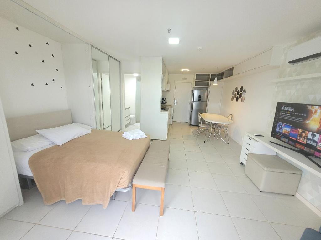 1 dormitorio con 1 cama y TV en Vision Executive Premium XV, en Brasilia