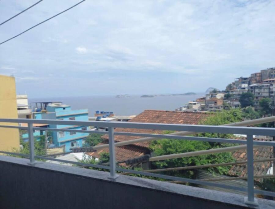 VidigalHouse apartamento Vista Mar 2 في ريو دي جانيرو: إطلالة على المحيط من الشرفة