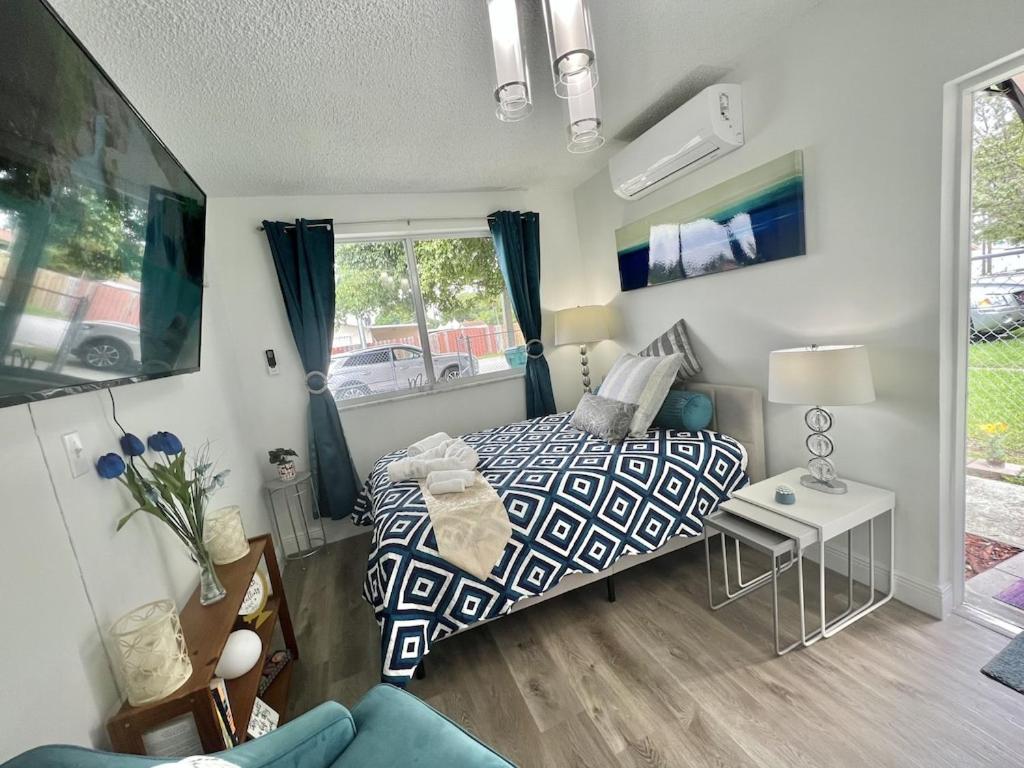 a bedroom with a bed and a table and a couch at Relax 521- at the side in Miami