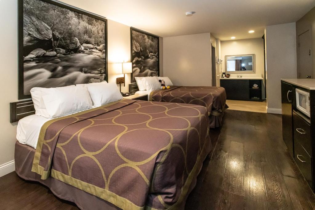 Super 8 by Wyndham Anaheim/Disneyland Drive photo