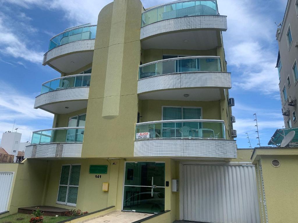 un edificio alto con balcones encima en Ilha de Molokini Centro Bombinhas -SC, en Bombinhas
