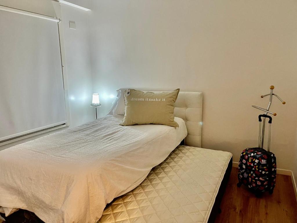 Dormitorio pequeño con cama y ventana en 3 amb Abadia cochera techada SOLO CON RESERVA en Buenos Aires