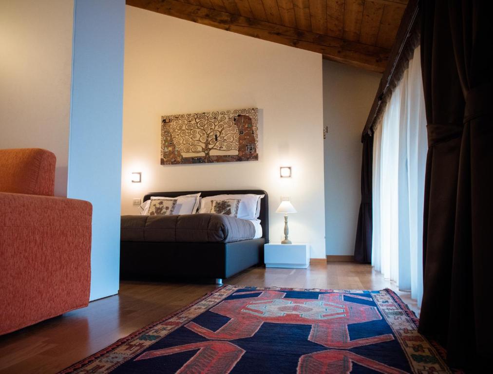 1 dormitorio con cama y alfombra en el suelo en Residence Cà Beregana, en Vicenza