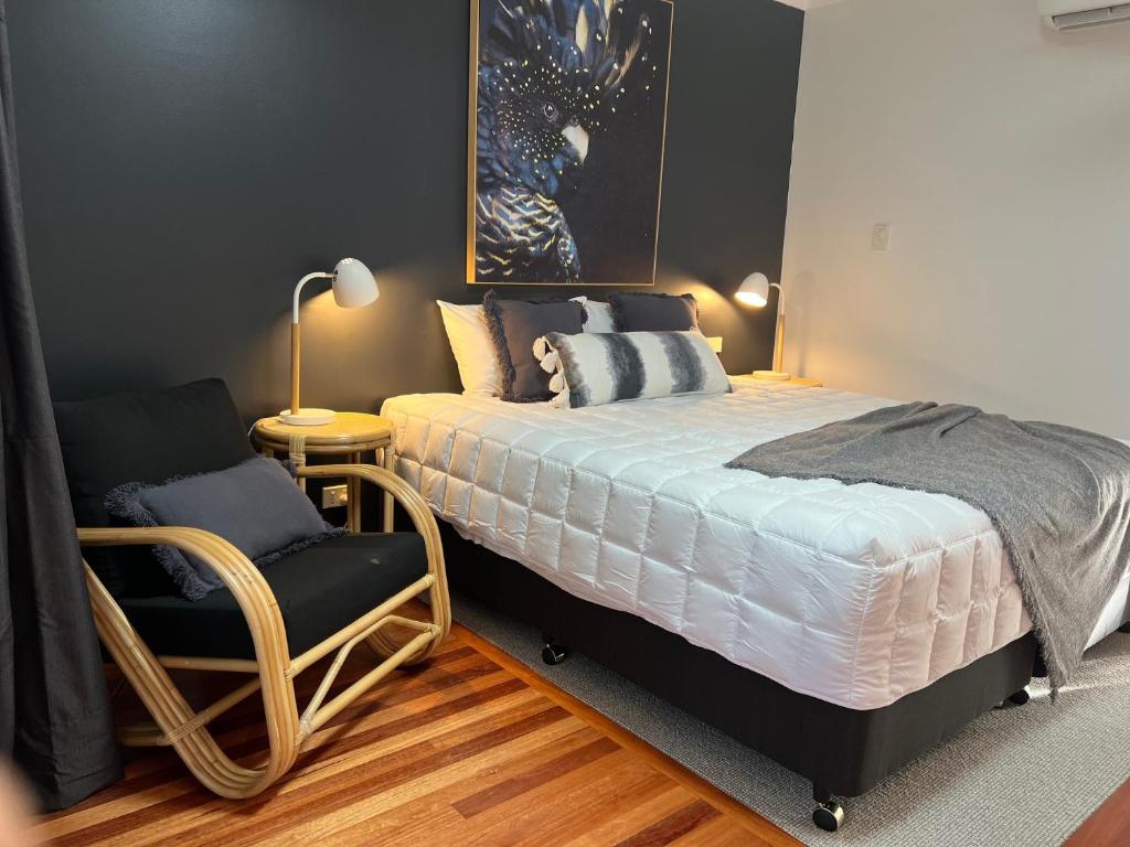 1 dormitorio con 1 cama y 1 silla en The Arabella North Coast, en Wollongbar