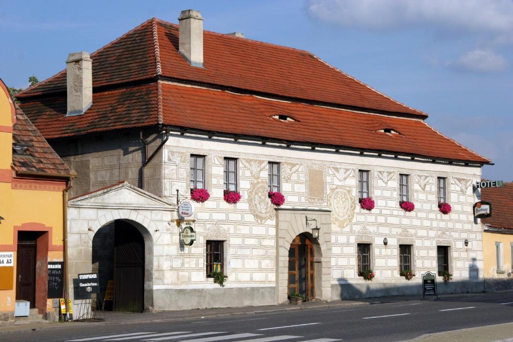 un gran edificio blanco con techo rojo en Hotel Na Velké hospodě, en Sedlice