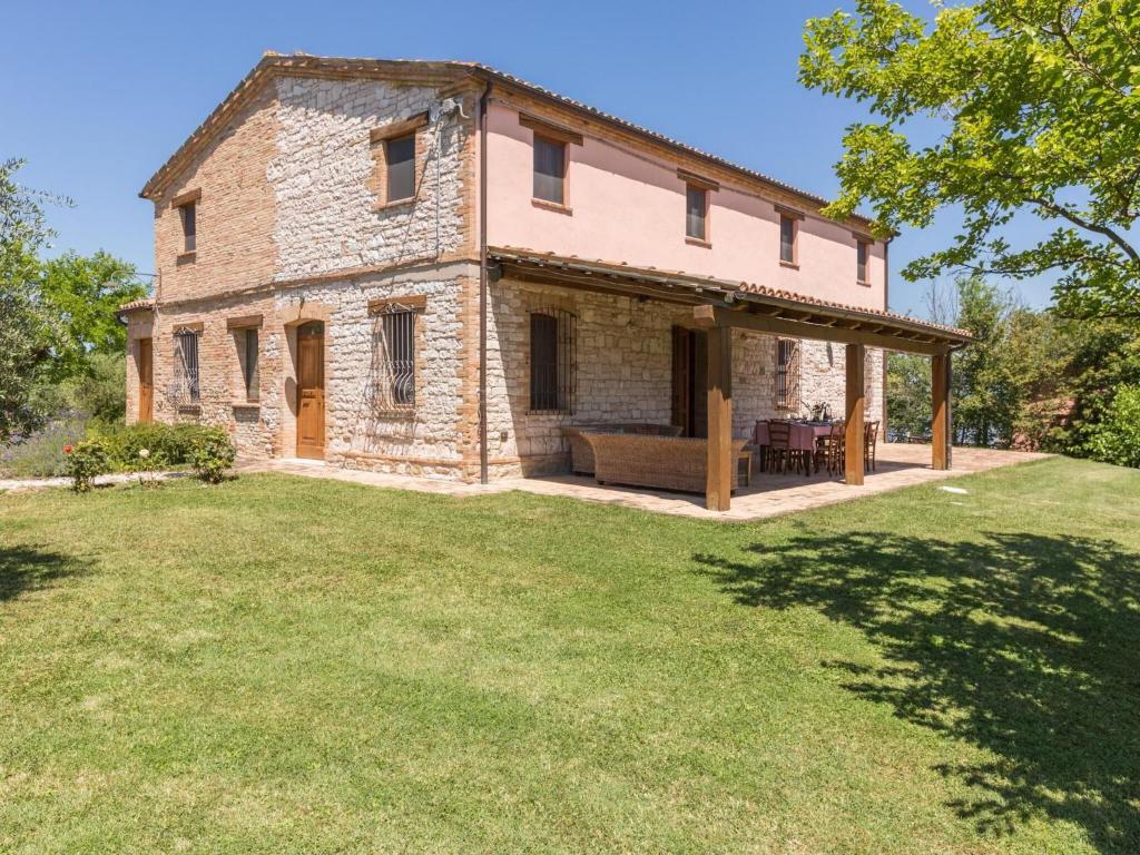 an old stone house with a large yard at Belvilla by OYO Villa Fufi in Arcevia