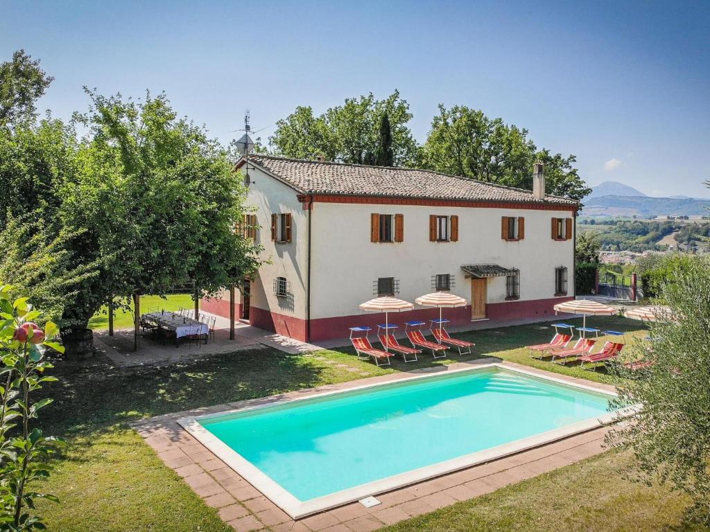 uma vista exterior de uma casa com piscina em Belvilla by OYO Villa Sapori em Pergola