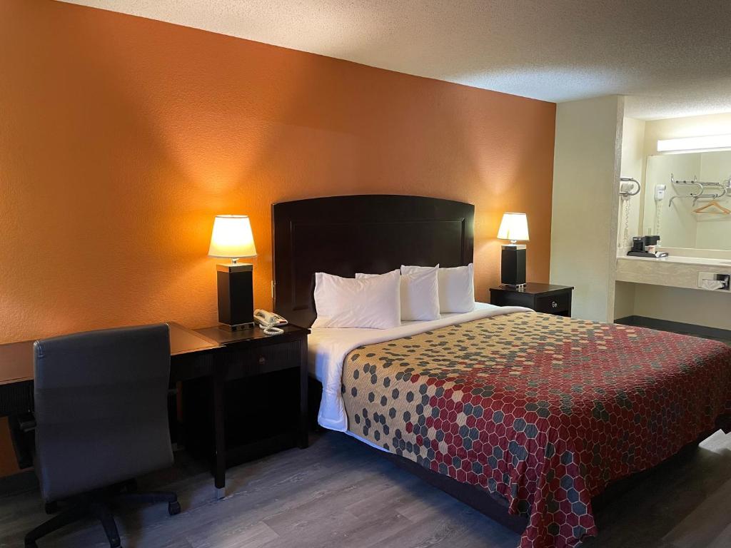 Habitación de hotel con cama y escritorio con cama gmaxwell gmaxwell en Econo Lodge Inn & Suites Sweetwater I-20, en Sweetwater