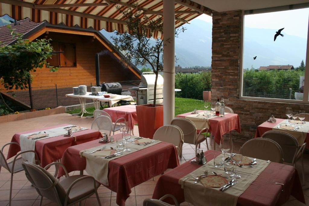 A restaurant or other place to eat at Hotel Weiss