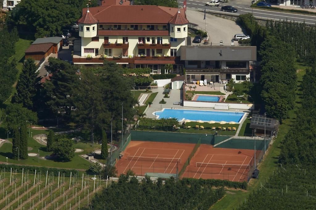 The swimming pool at or close to Hotel Weiss