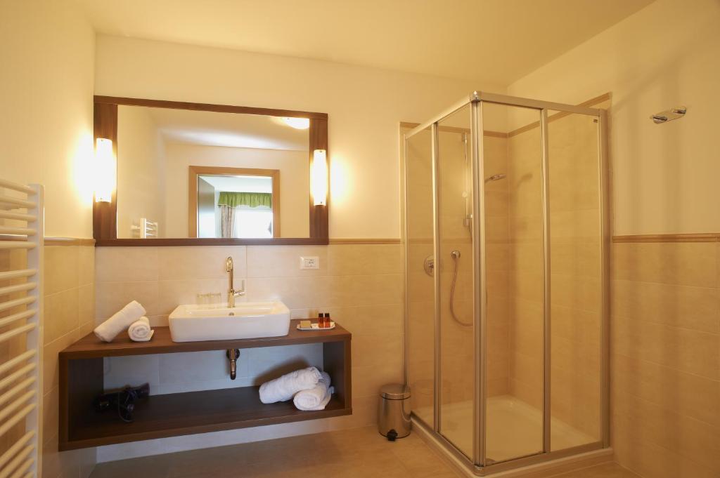 A bathroom at Hotel Weiss