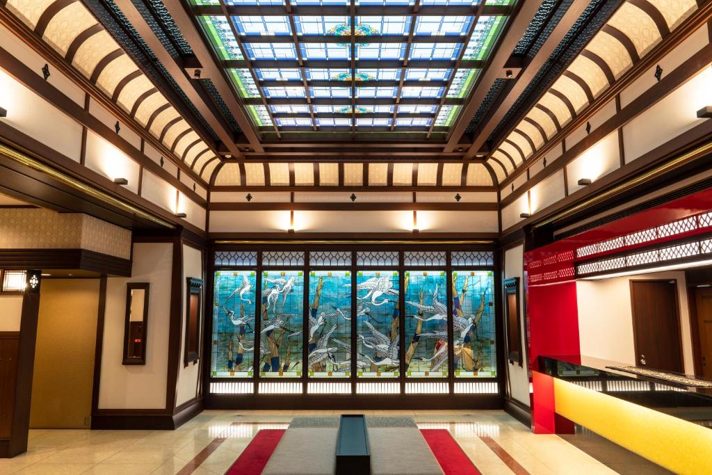 una grande finestra in un edificio con un grande acquario di Kyoto Yamashina Hotel Sanraku a Kyoto