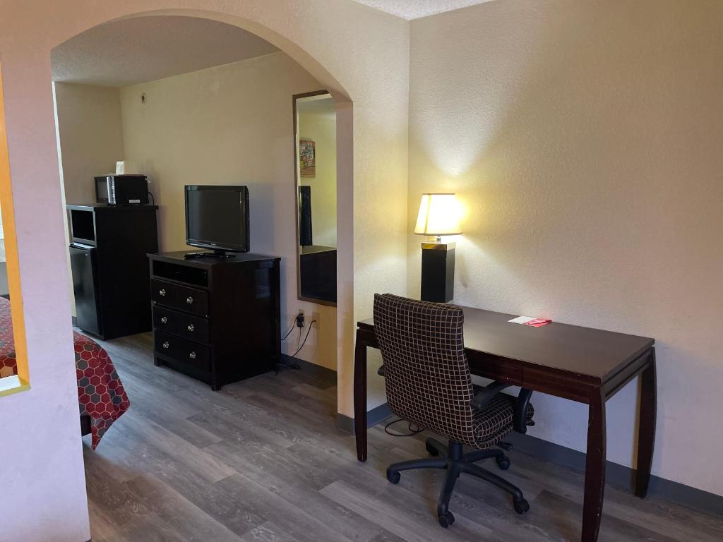 Econo Lodge Inn & Suites Sweetwater I-20 - 特大号床套房 - 带沙发床 - 禁烟