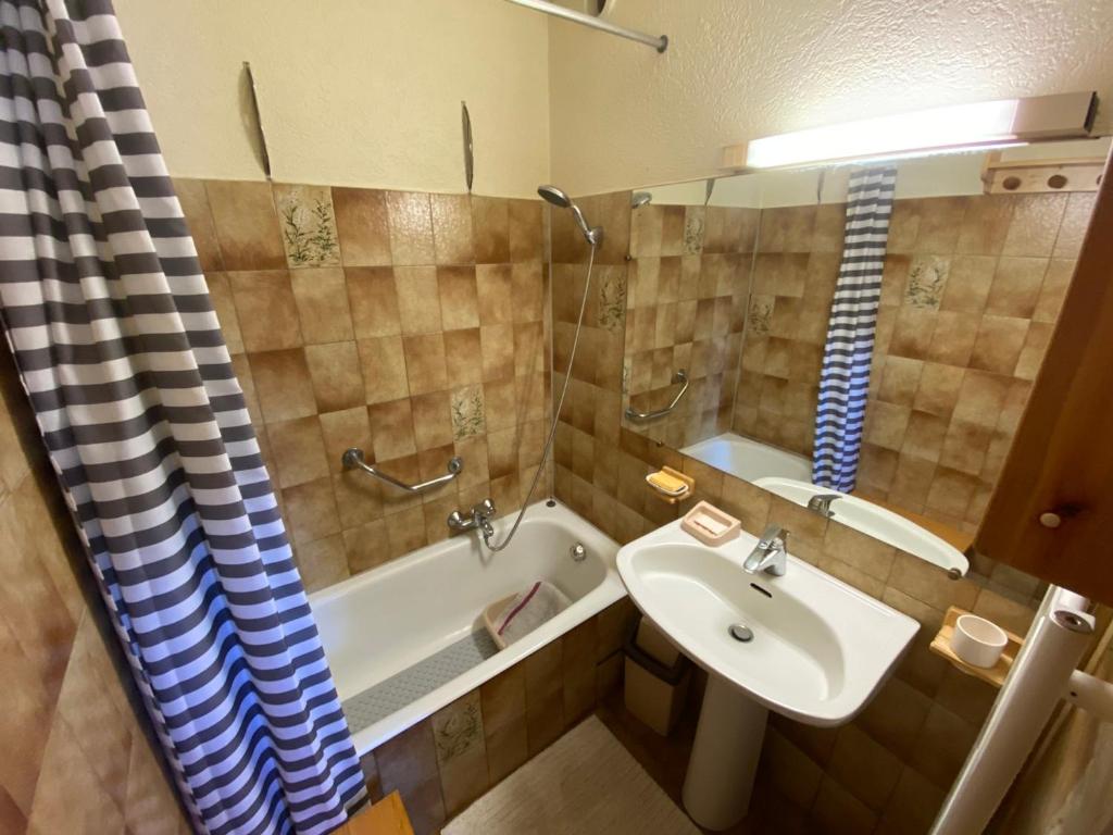 Zdjęcie z galerii obiektu Appartement Châtel 2 chambres + coin nuit, proche des télésièges et navettes, garage privatif - FR-1-693-10 w mieście Châtel