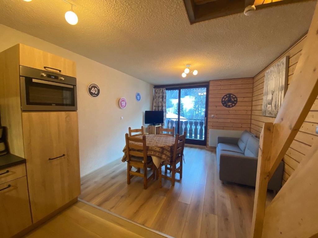 Kuchyňa alebo kuchynka v ubytovaní Appartement lumineux proche des pistes du Linga avec Multi Pass été à 3€/jour! - FR-1-693-21