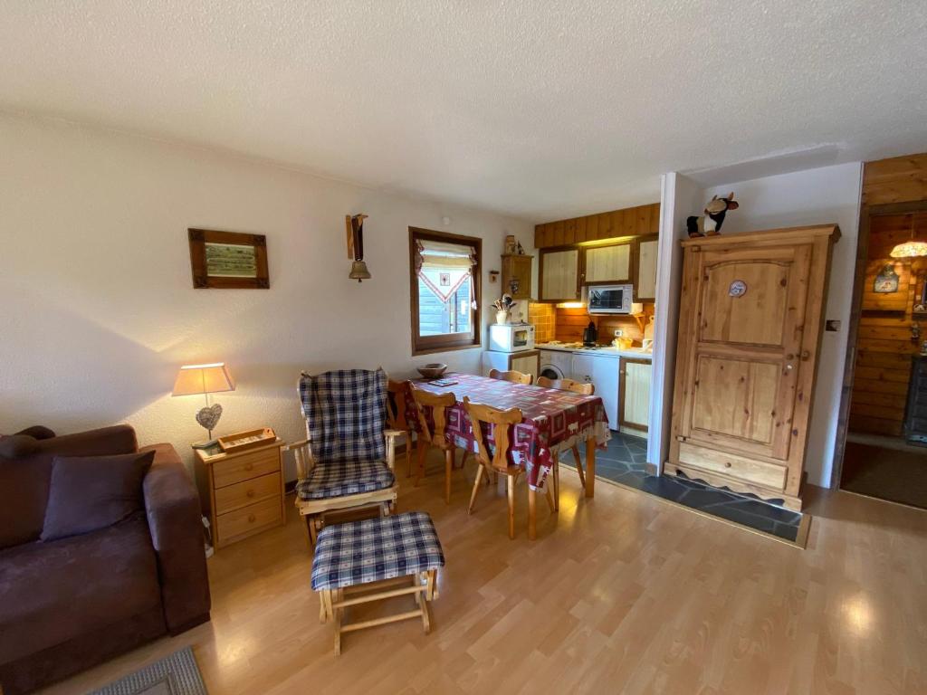 Posedenie v ubytovaní Charmant studio avec balcon sud et parking, proche télésiège et navettes ! - FR-1-693-26