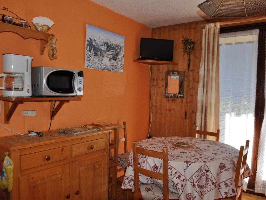 Televízia a/alebo spoločenská miestnosť v ubytovaní Charmant appart à 600m du centre, balcon S/O, parking, animaux acceptés ! - FR-1-693-27