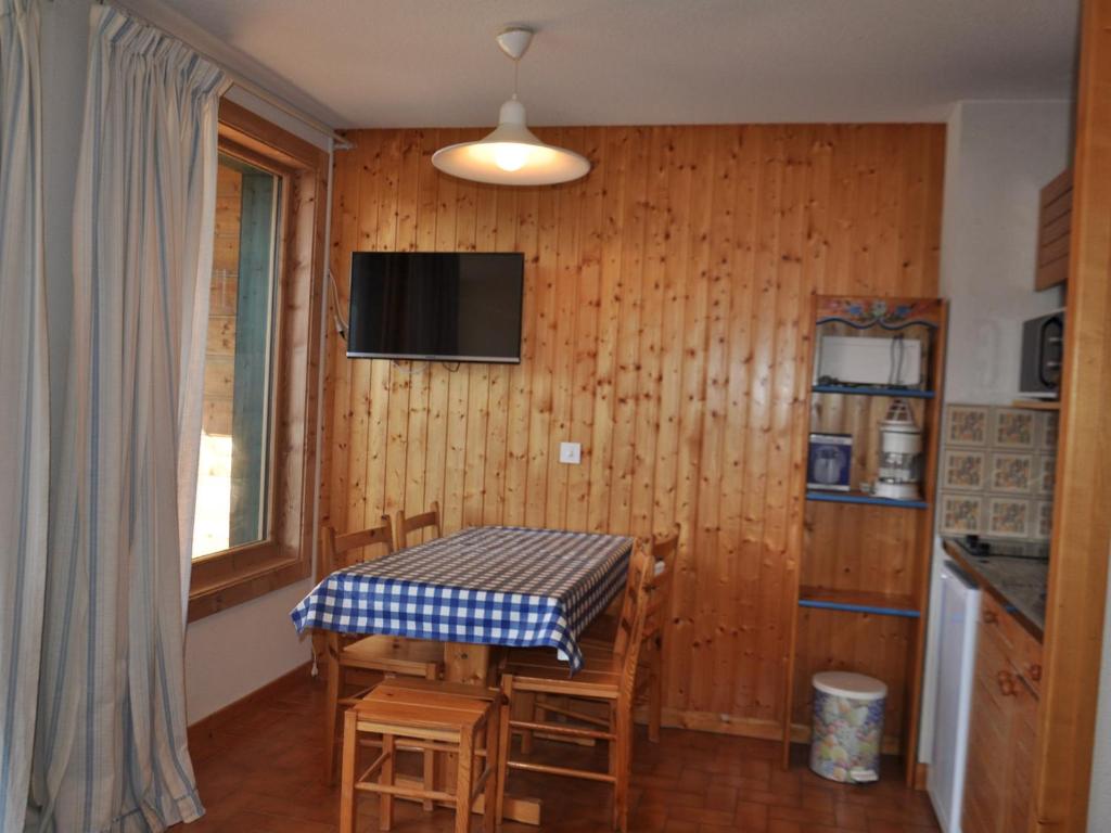 Kuchyňa alebo kuchynka v ubytovaní Studio cosy à 900m du centre de Châtel, balcon exposé sud/ouest, navettes à proximité - FR-1-693-29