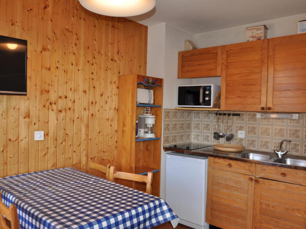 Kuchyňa alebo kuchynka v ubytovaní Studio cosy à 900m du centre de Châtel, balcon exposé sud/ouest, navettes à proximité - FR-1-693-29
