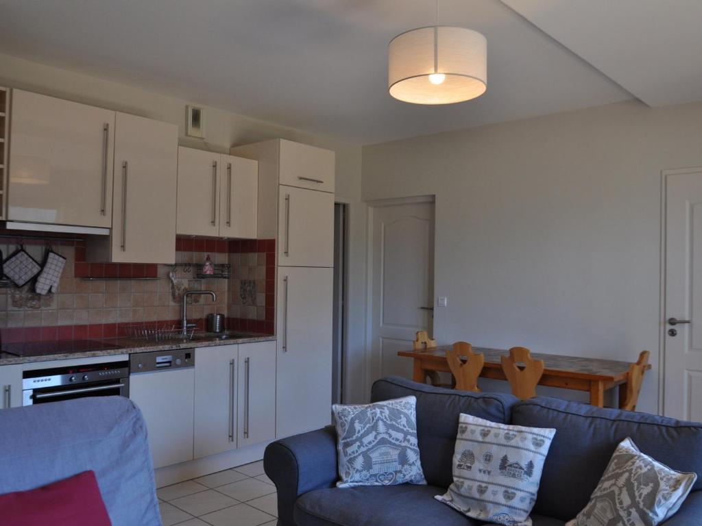 un salon avec un canapé et une cuisine dans l'établissement Appartement vaste et lumineux au centre-ville de Châtel avec Multi Pass été! - FR-1-693-31, à Châtel