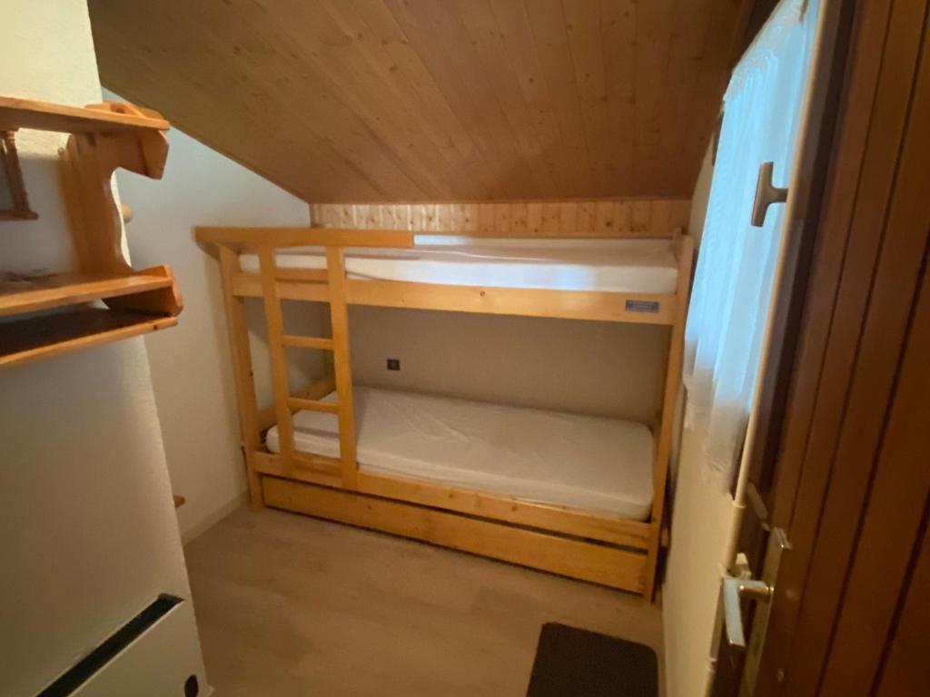 Poschodová posteľ alebo postele v izbe v ubytovaní Appartement familial avec Multi Pass, WIFI et parking, proche du centre de Châtel - FR-1-693-41