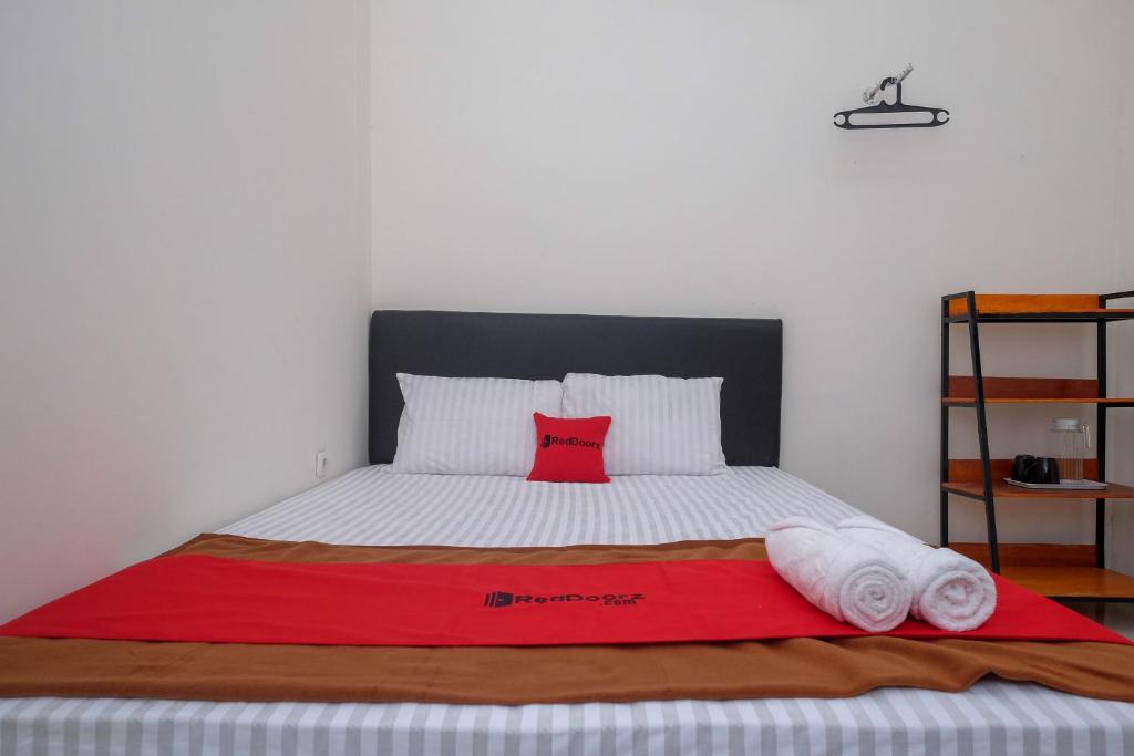 Postel nebo postele na pokoji v ubytování RedDoorz near Alun Alun Magelang 2
