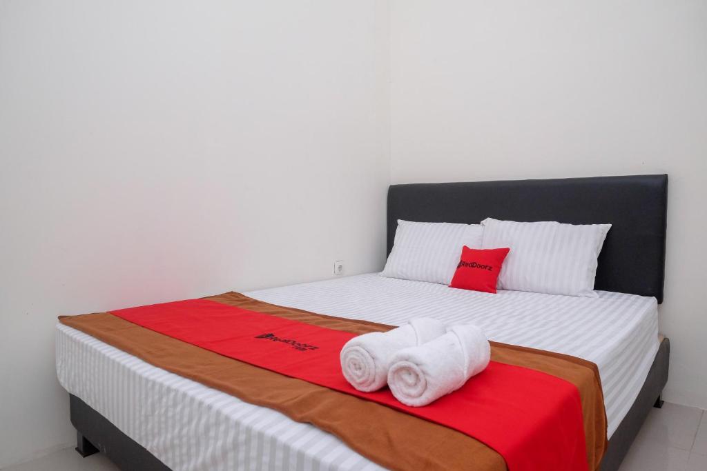 Postel nebo postele na pokoji v ubytování RedDoorz near Alun Alun Magelang 2
