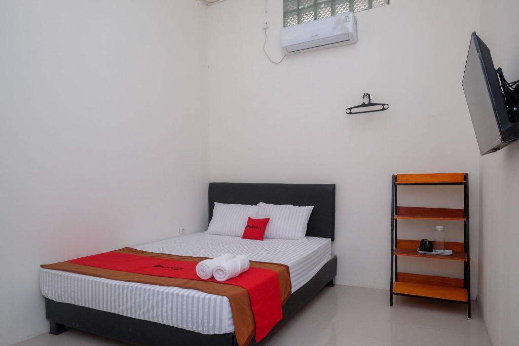 Postel nebo postele na pokoji v ubytování RedDoorz near Alun Alun Magelang 2