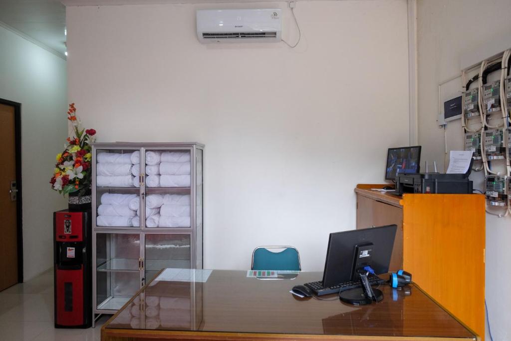 TV a/nebo společenská místnost v ubytování RedDoorz near Alun Alun Magelang 2
