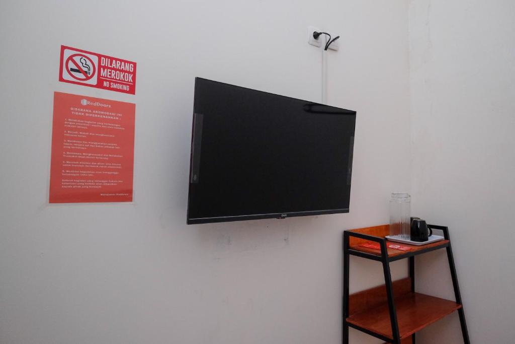 TV a/nebo společenská místnost v ubytování RedDoorz near Alun Alun Magelang 2
