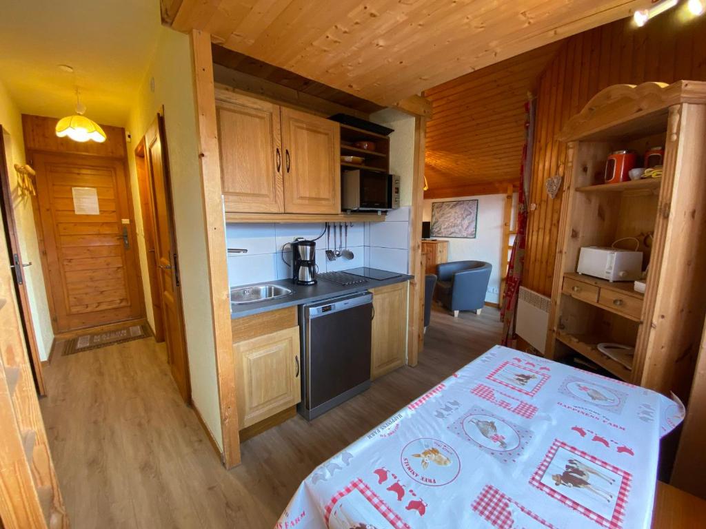 Kuchyňa alebo kuchynka v ubytovaní Appartement cosy avec balcon et WIFI proche télésiège - FR-1-693-68