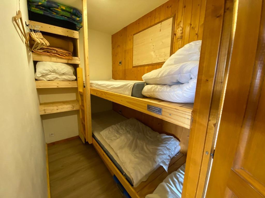 Poschodová posteľ alebo postele v izbe v ubytovaní Appartement cosy avec balcon et WIFI proche télésiège - FR-1-693-68