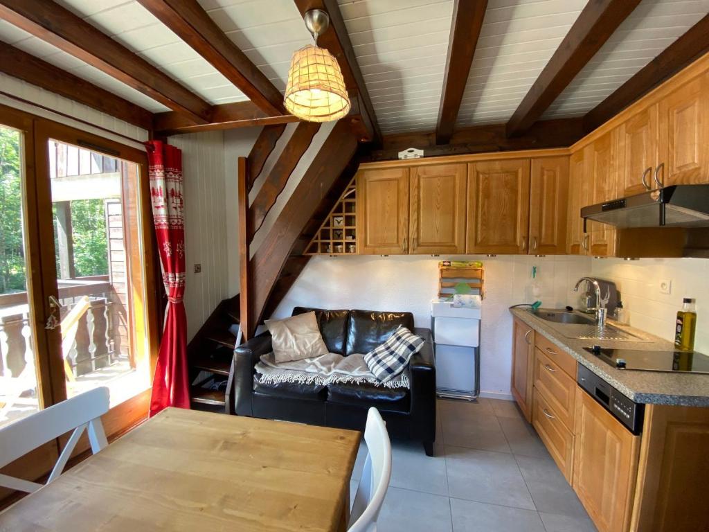 uma cozinha com um sofá e uma mesa num quarto em Appartement Châtel, 2 pièces, 4 personnes - FR-1-693-70 em Châtel