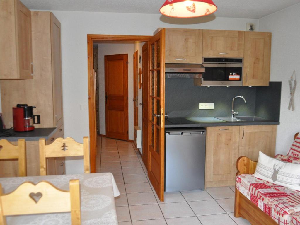 Kuchyňa alebo kuchynka v ubytovaní Appartement cosy à Châtel, proche centre et télécabines, Multi Pass été 2024 à 3€/jour/personne! - FR-1-693-77