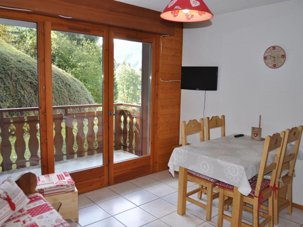 Televízia a/alebo spoločenská miestnosť v ubytovaní Appartement cosy à Châtel, proche centre et télécabines, Multi Pass été 2024 à 3€/jour/personne! - FR-1-693-77
