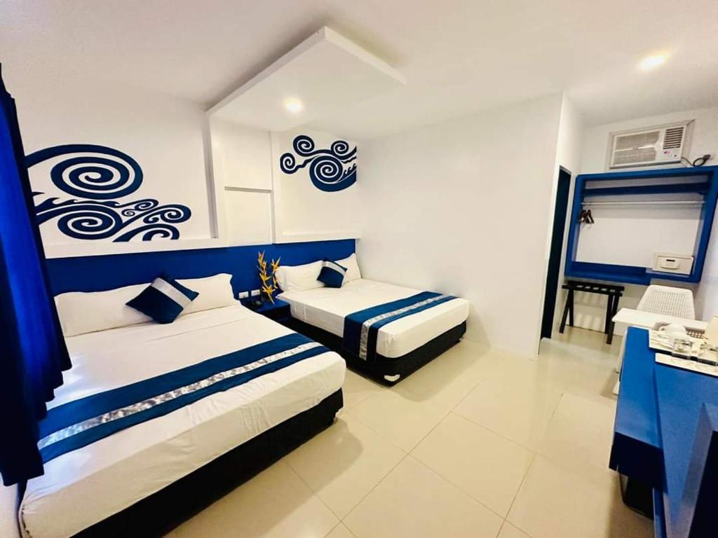 Cama ou camas em um quarto em Ruhe Suites Coron