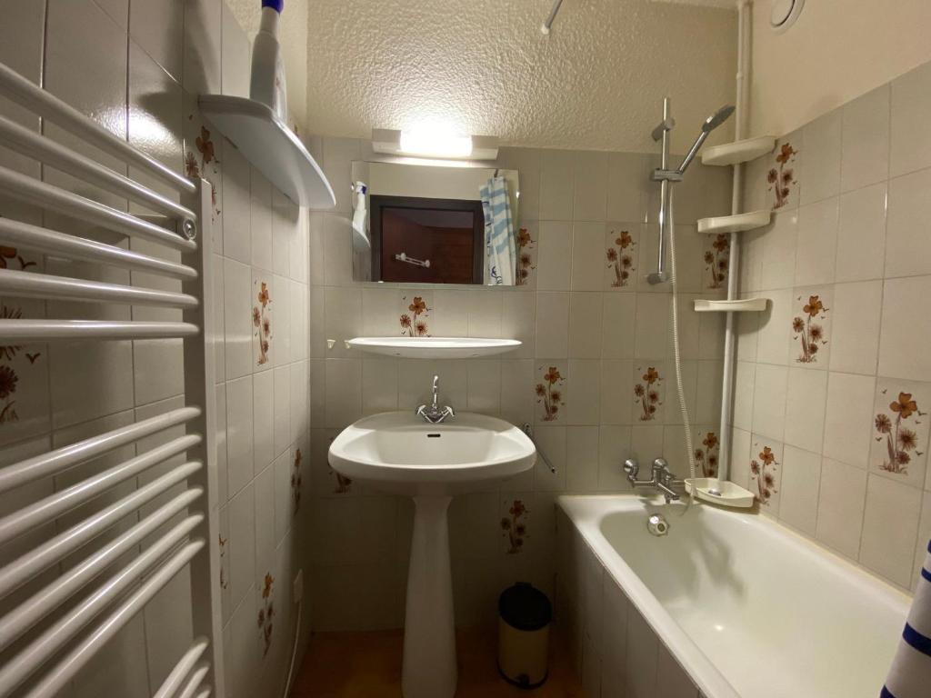 Kúpeľňa v ubytovaní Appartement cosy au cœur du village avec Multi Pass et balcon sud - FR-1-692-23