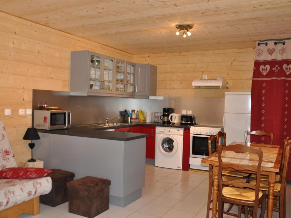 Kuchyň nebo kuchyňský kout v ubytování Charmant appartement avec terrasse, parking couvert et WIFI - FR-1-692-56