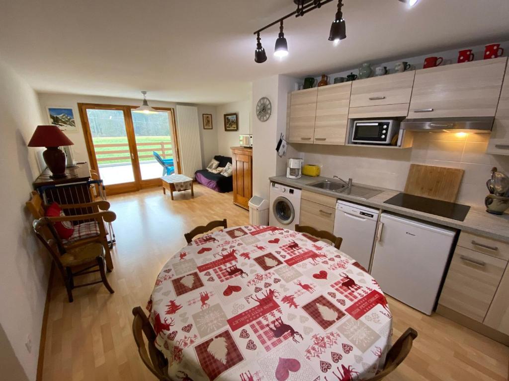 Kuchyňa alebo kuchynka v ubytovaní Appartement Spacieux de 3 Pièces avec Grande Terrasse et Accès Direct aux Pistes à La Chapelle-d'Abondance - FR-1-692-53