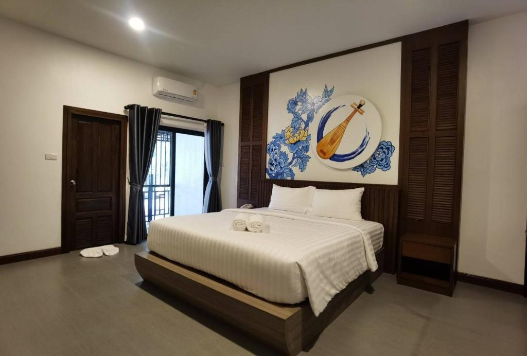 Postel nebo postele na pokoji v ubytování โรงแรมชลาลัย กระบี่ Chalalai Hotel Krabi