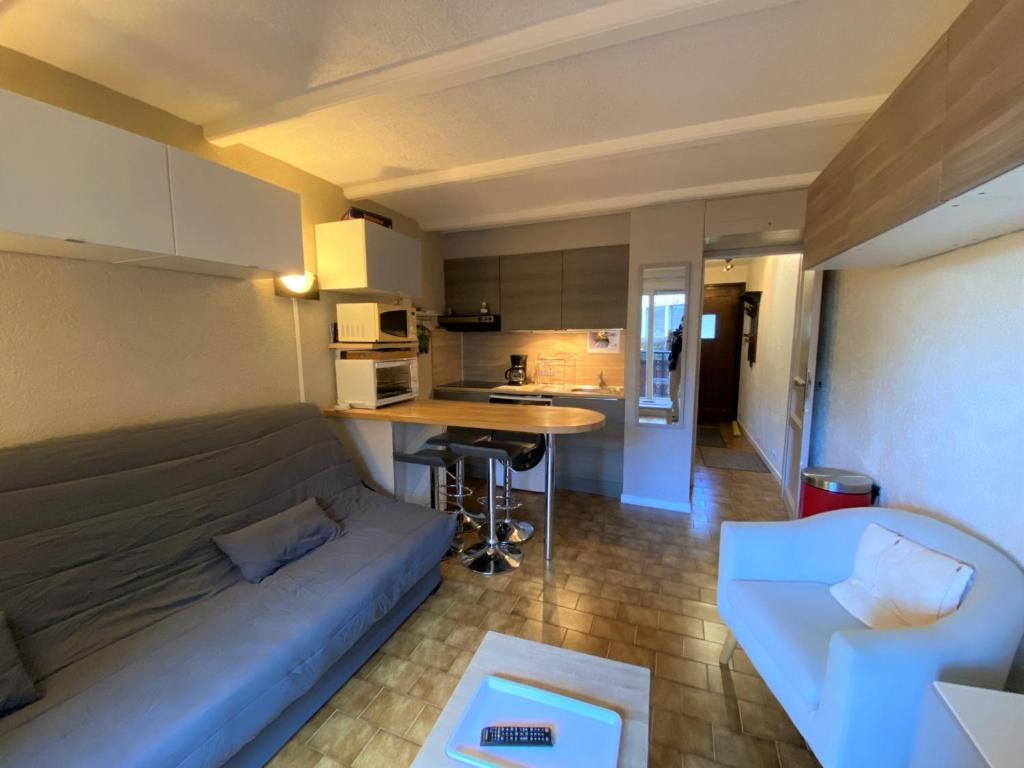 ein Wohnzimmer mit einem Sofa und einer Küche in der Unterkunft Studio Châtel, 1 pièce, 4 personnes - FR-1-693-88 in Châtel