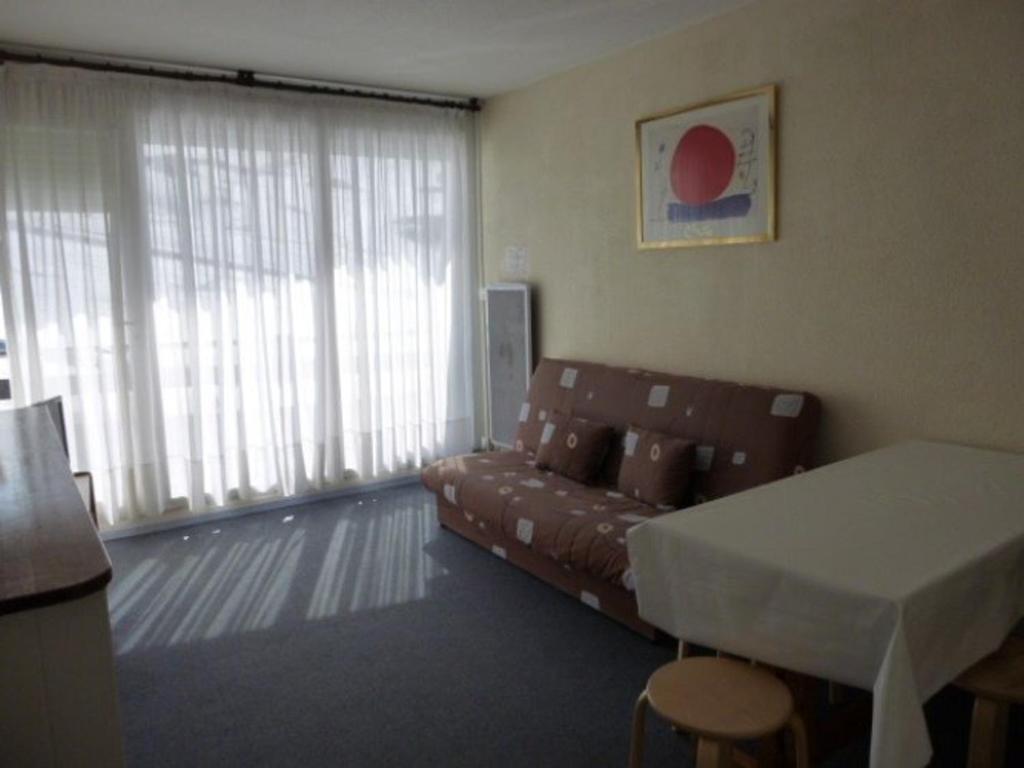 a living room with a couch and a table at Appartement cosy 6 pers, 6e étage, accès direct pistes, galerie et parking gratuit - La Pierre Saint-Martin - FR-1-602-109 in Arette