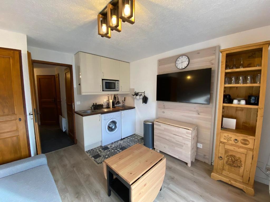 kuchnia ze zlewem i stołem w pokoju w obiekcie Appartement charmant avec parking, proximité centre et télécabine - FR-1-693-93 w mieście Châtel