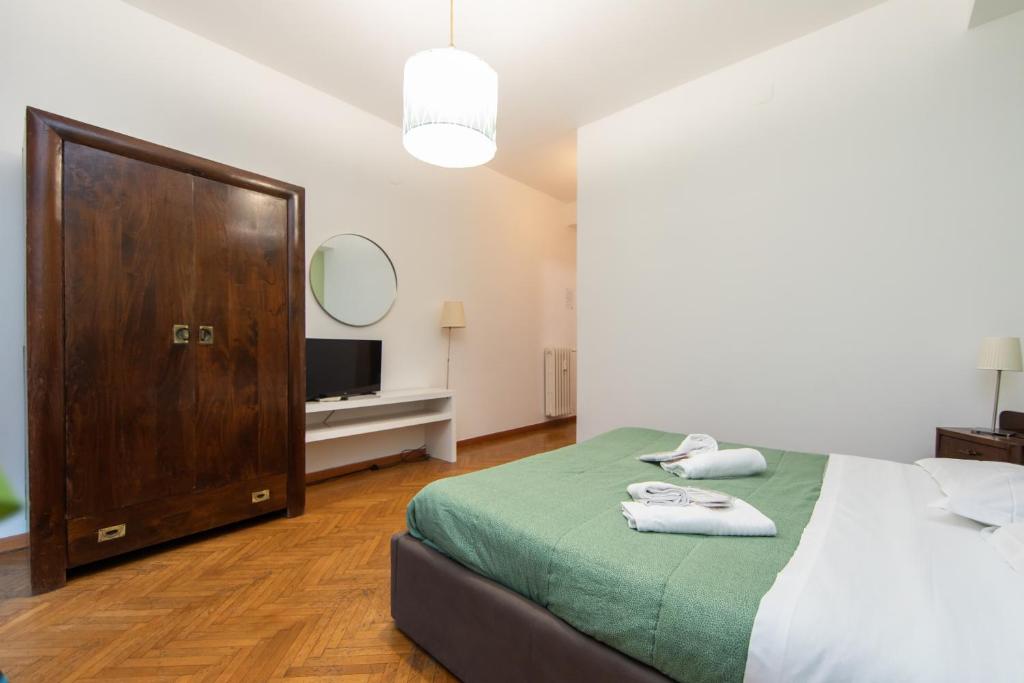Łóżko lub łóżka w pokoju w obiekcie L'Imperiale RomaTrastevere