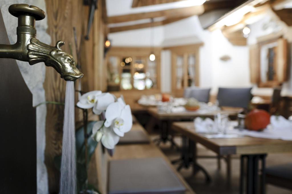 Reštaurácia alebo iné gastronomické zariadenie v ubytovaní Hotel Gasthof Perauer