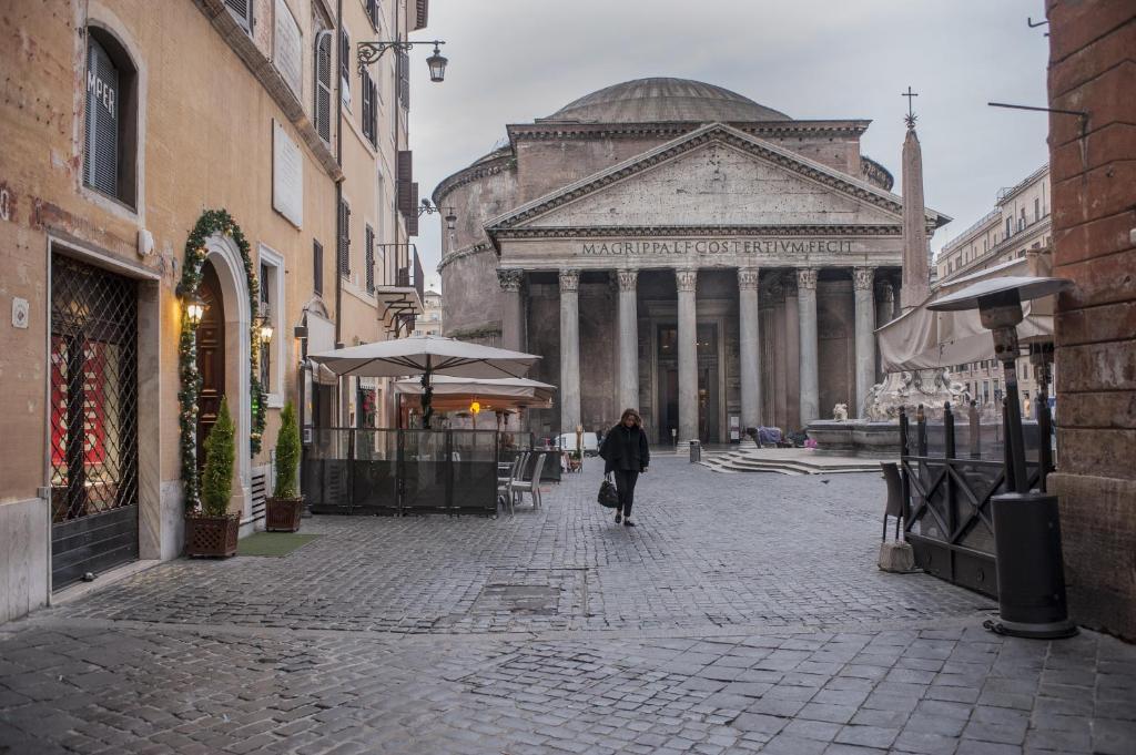 Antico Albergo del Sole al Pantheon - Resim 44