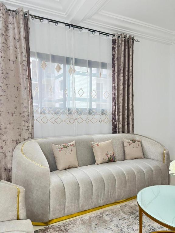 a living room with a couch and a table at Appartement somptueux à Kotto in Douala