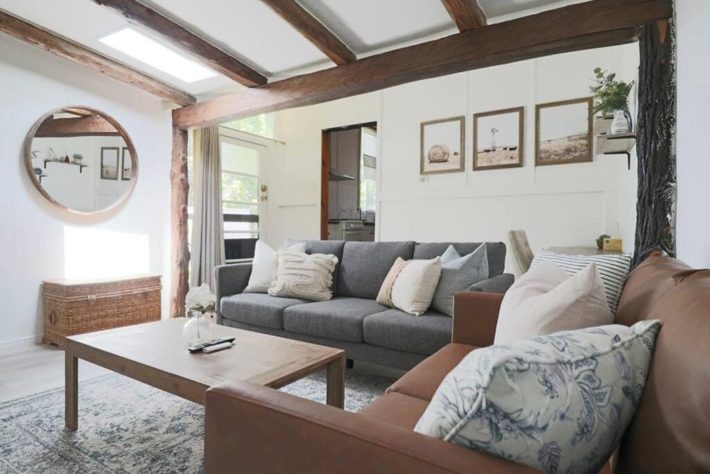 una sala de estar con un sofá y una mesa en Rustic Chic 200 metres from CBD, en Bathurst