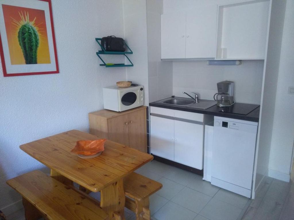 Η κουζίνα ή μικρή κουζίνα στο Studio rénové 4 pers, pied des pistes, loggia, cuisine équipée - FR-1-262-83