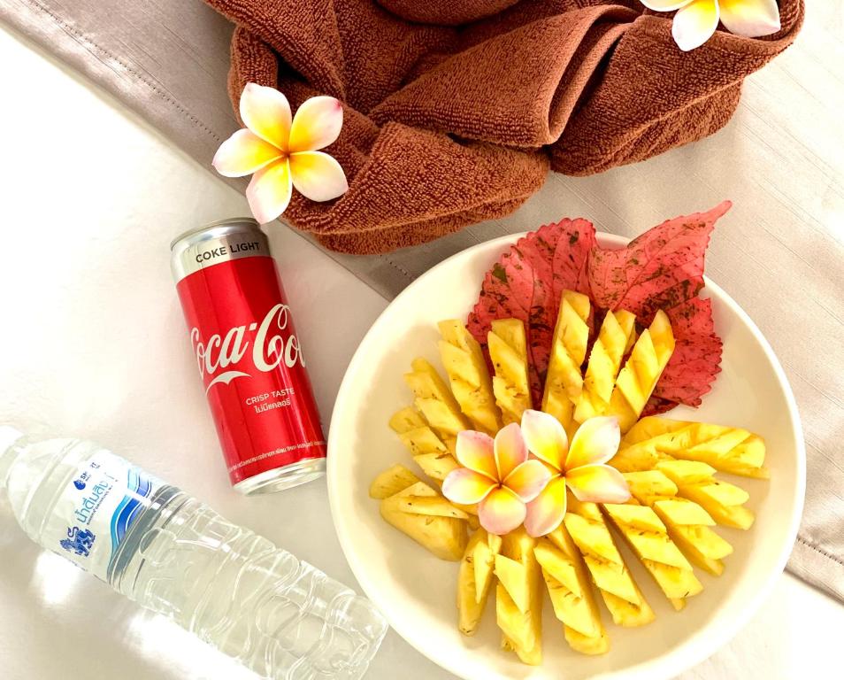 - une assiette de frites, une boisson et une bouteille de soda dans l'établissement Koh Jum Serenity Resort, à Ko Jum